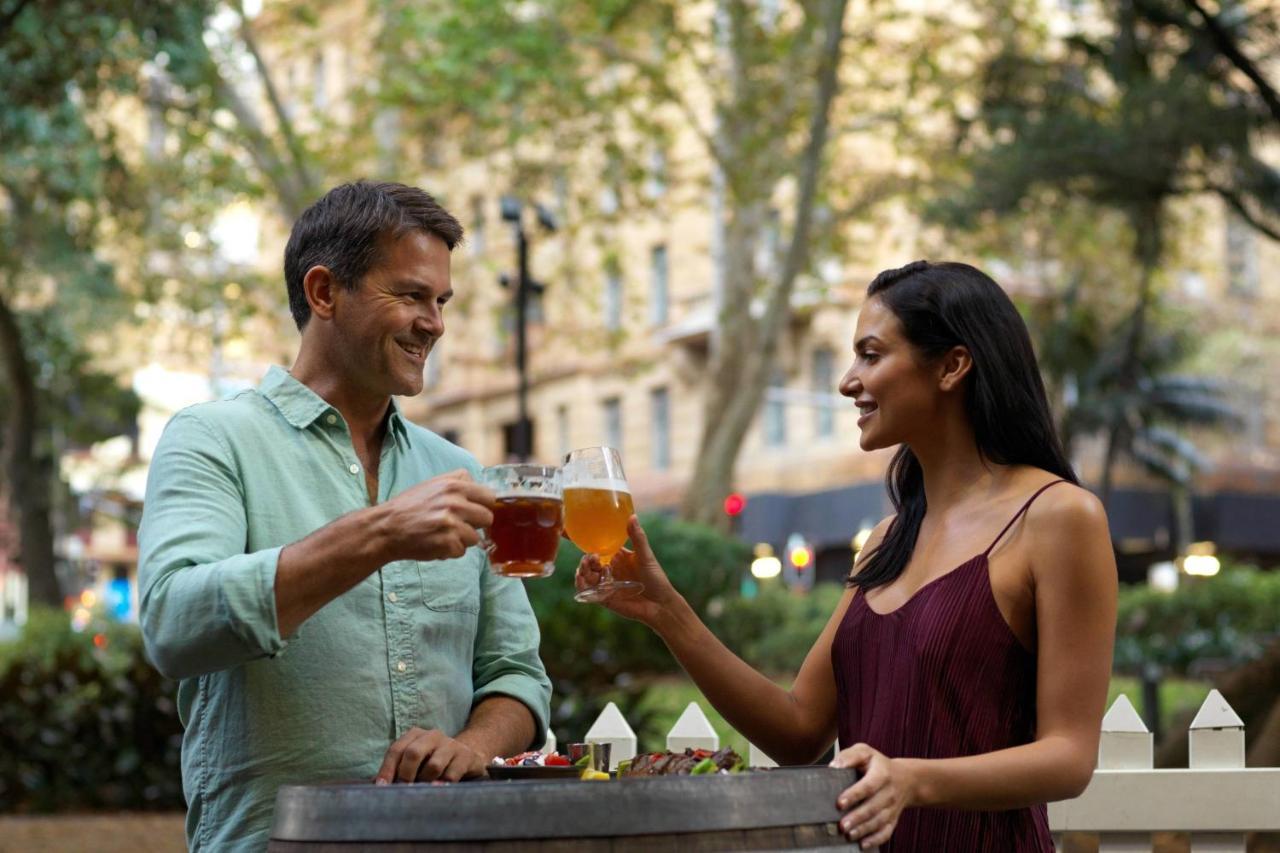 Sydney Harbour Marriott Hotel at Circular Quay Eksteriør bilde A couple drinking beer