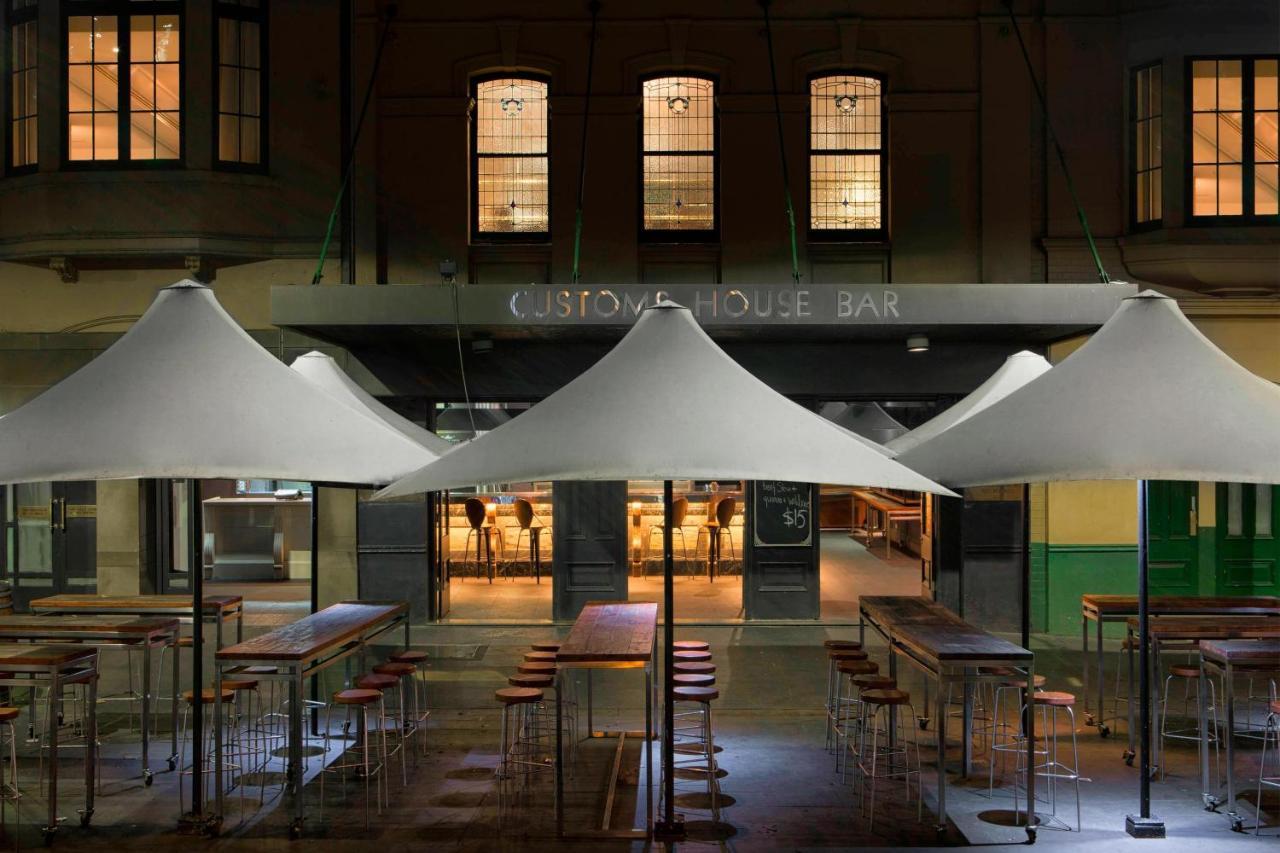 Sydney Harbour Marriott Hotel at Circular Quay Eksteriør bilde The bar at night