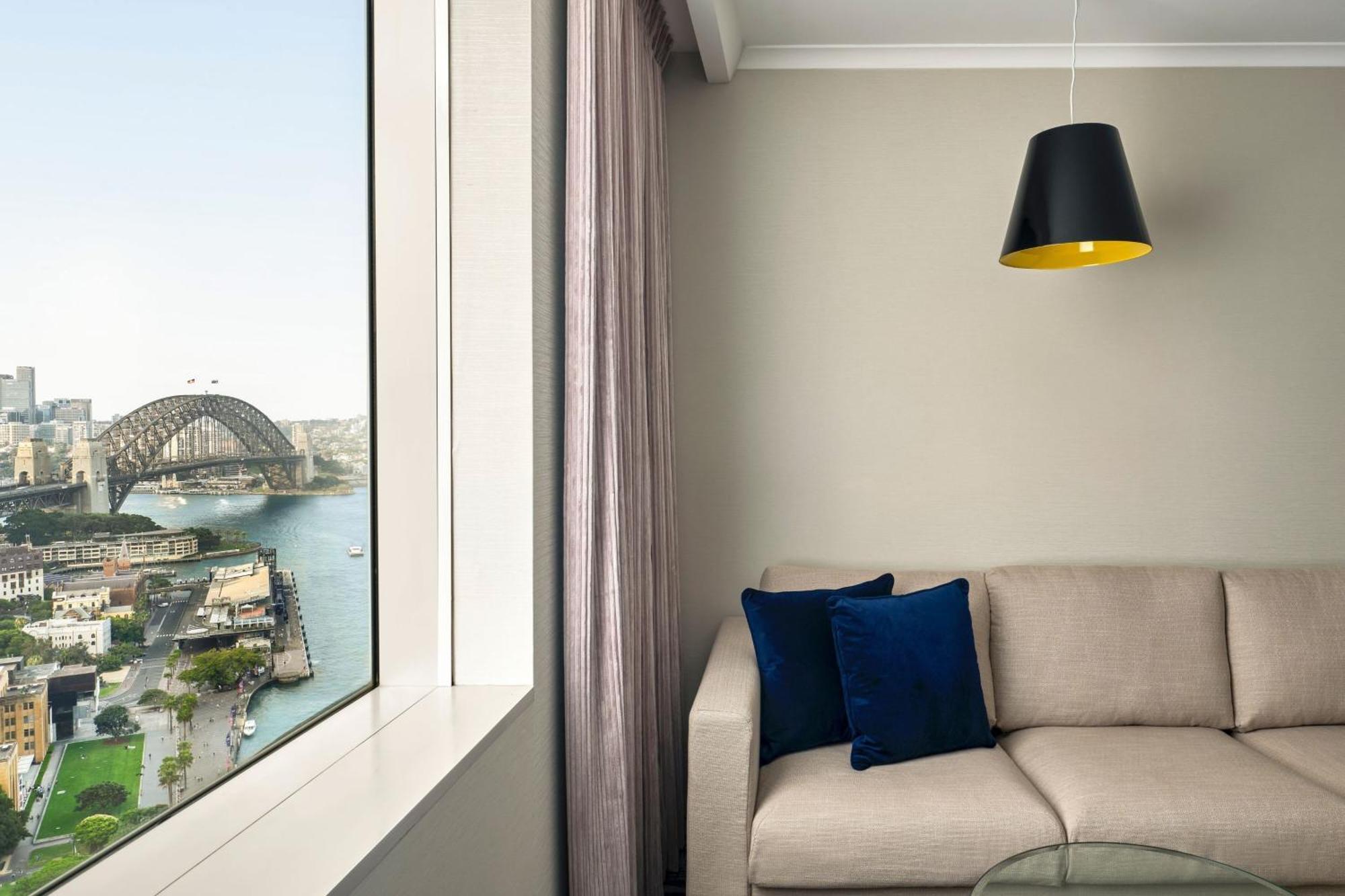 Sydney Harbour Marriott Hotel at Circular Quay Eksteriør bilde A view of the Sydney Harbour Bridge from a suite at the hotel