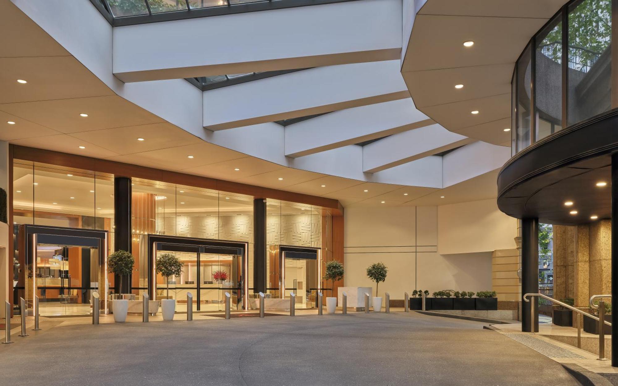 Sydney Harbour Marriott Hotel at Circular Quay Eksteriør bilde The entrance to the hotel