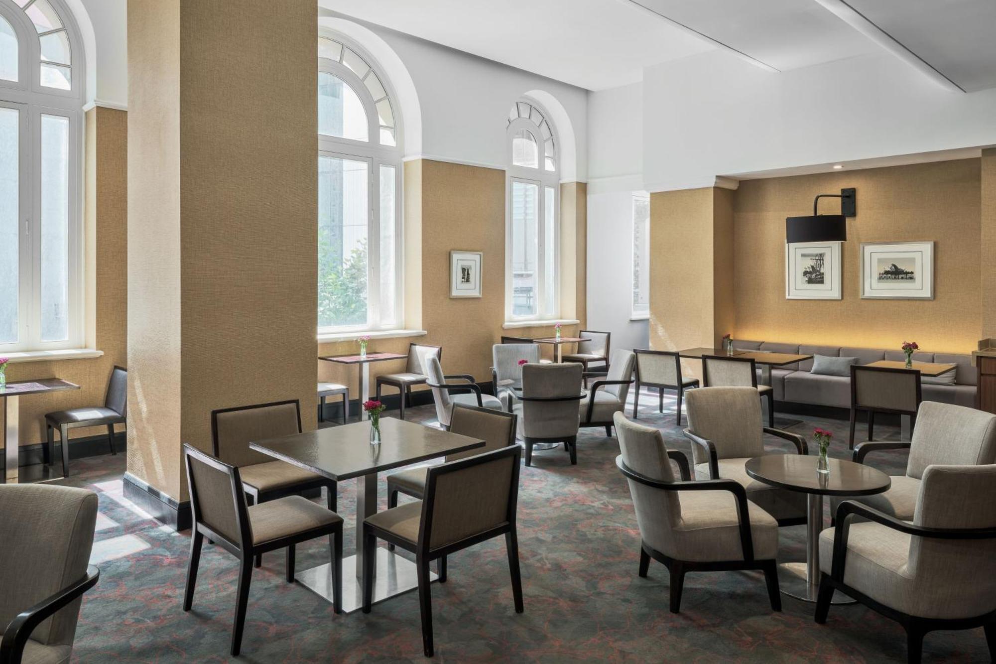Sydney Harbour Marriott Hotel at Circular Quay Eksteriør bilde The Club lounge at Hong Kong International Airport