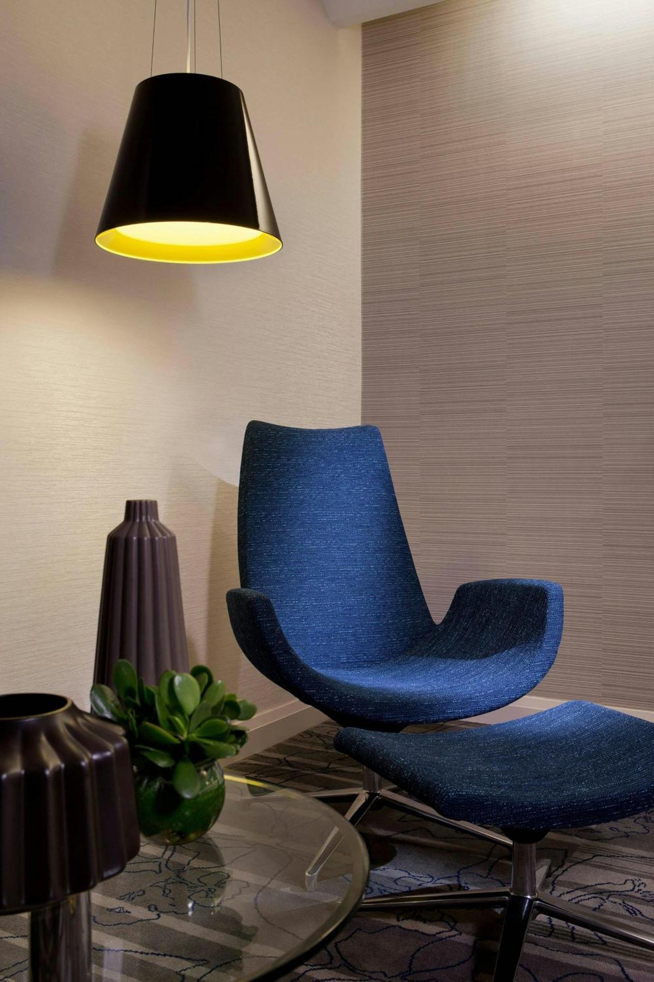 Sydney Harbour Marriott Hotel at Circular Quay Eksteriør bilde A chair with a blue cushion